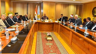 محافظ أسيوط يترأس اجتماع حماية الطفل ويؤكد توفير الدعم لرعاية الأطفال المعرضين للخطر