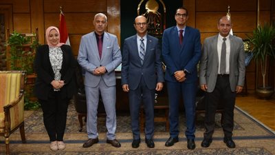 رئيس جامعة أسيوط يستقبل مدير برنامج المنح الجامعية بالوكالة الأمريكية للتنمية الدولية