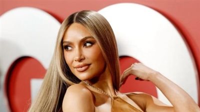  كيم كارداشيان تزين فستانها المكشوف بشعار ديني