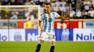 برشلونة يُفاوض نجم أرجنتيني لتعويض غياب جافي