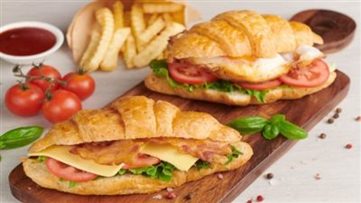 طريقة عمل كرواسون بالبيض وشرائح التركي