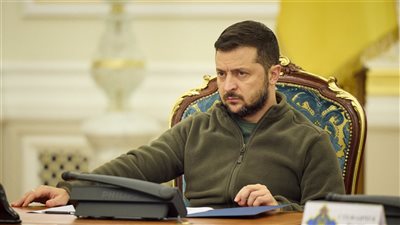 زيلينسكي يُصدر مراسيم بفرض عقوبات ضد قادة عسكريين روس