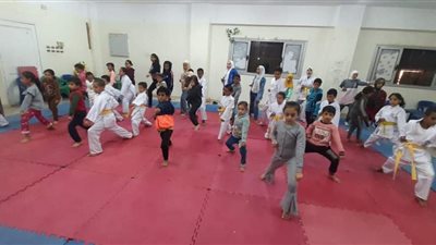 عروض رياضية لمدرسة الكاراتية بمركز شباب الساحل