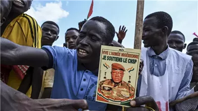 القائد العسكري النيجري يقوم بأول زيارة خارجية إلى مالي