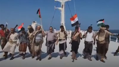 عناصر الحوثي يرقصون البرعة اليمنية على سطح السفينة المختطفة (فيديو)