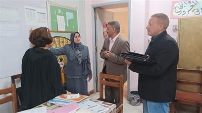 مدير تعليمية نجع حمادي يشدد علي نشر الوعي البيئي والصحي لطلاب المدارس