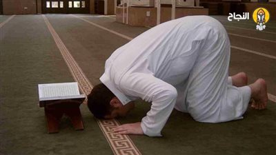 حكم الشرع في الصلاة بالنعال 