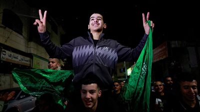 إسرائيل تفرج عن 39 أسيراً فلسطينياً بينهم نساء وأطفال والمقاومة تطلق 24 رهينة