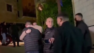 لحظة استقبال أهالي الأسرى الفلسطينيين لذويهم بعد خروجهم من سجن عوفر (فيديو)