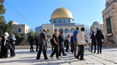 مُستوطنون يقتحمون باحات الأقصى بحماية شرطة الاحتلال الإسرائيلي