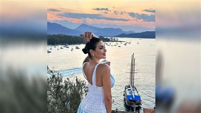 سعرهما تخطى الـ مليون جنيه.. ياسمين صبري تثير الجدل بحقيبتين عالميتين من أمام طائرتها الخاصة 