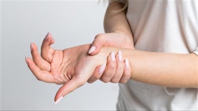 طبيب يوضح سبب ارتعاش اليد.. هل هى أمراض الكبد أو الغدة الدرقية؟