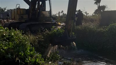 محافظ أسيوط يتابع جهود تطهير الترع والمصارف من الحشائش والمخلفات