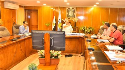 محافظ أسيوط يناقش مراحل العمل بالمشروعات الجاري تنفيذها 