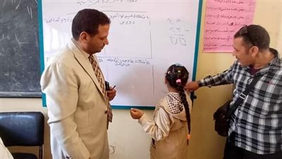 مدير تعليم أبو تشت يتابع جاهزية مقرات اللجان الانتخابية بالمدارس