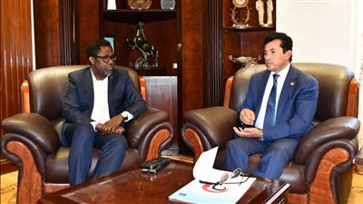 وزير الرياضة يلتقي سكرتير عام الاتحاد الإفريقي 