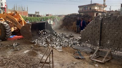  إزالة 5 تعديات علي الأرض الزراعية في قري دسوق