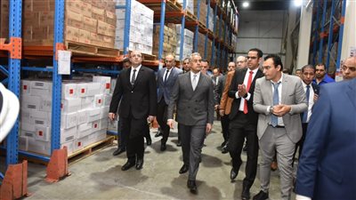 وزير العمل يزور مصنعًا لإنتاج الخميرة في بني سويف 