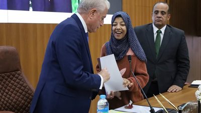 محافظ جنوب سيناء يُكرِّم خريجة جامعية من ذوي الهمم لتفوقها الدراسي