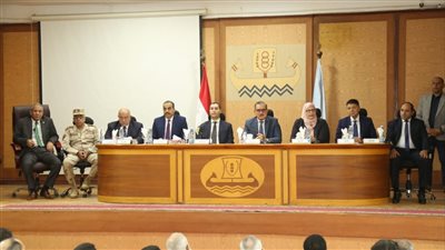 محافظ كفرالشيخ يناقش مشاكل المستثمرين وأصحاب المصانع بالمناطق الصناعية