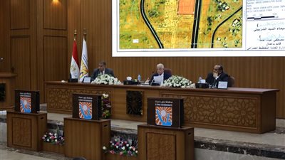 محافظ جنوب سيناء يهدي شهادة الدكتوراه الحاصل عليها لأبناء المحافظة