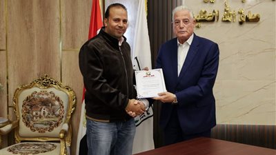 محافظ جنوب سيناء يكرم المشرف علي مشروع ميكنة المخازن لجهودها المتميزة