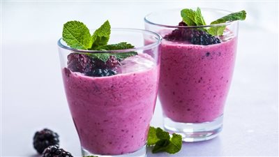 طريقة عمل سموذي التوت بالزبادي.. يحمي القلب ويعزز المناعة