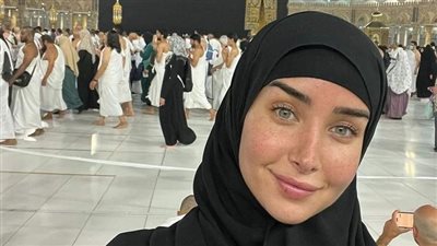 هنا الزاهد تؤدي مناسك العمرة في أول ظهور بعد الانفصال