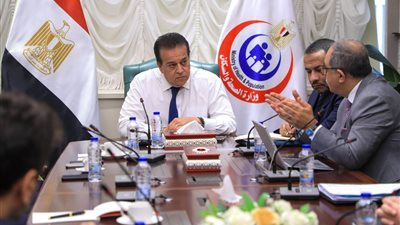 وزير الصحة يعقد اجتماعا  بشأن إنشاء مصنع السرنجات ذاتية التلف