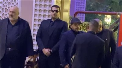 محمد هنيدي وخالد الصاوي يصلان عزاء طارق عبدالعزيز