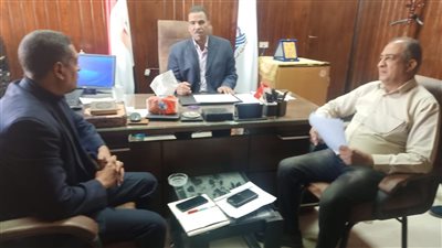 تعليم قوص .. قافلة عمال نظافة تجوب المدارس التى بها لجان انتخابية 