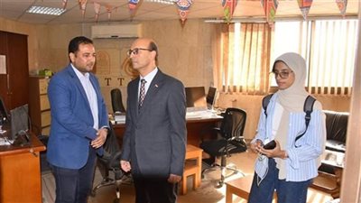 رئيس جامعة أسيوط يتفقد وحدات بالمبنى الإدارى بالجامعة لمتابعة انتظام سير العمل 