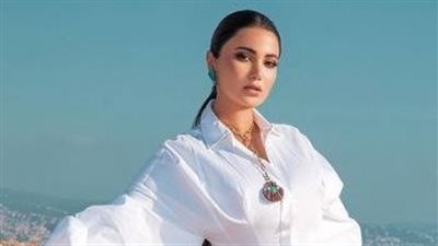 هدى الإتربي تطل بالأبيض اللافت