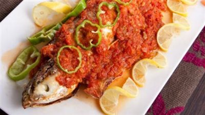 سمك بالصلصة الخاصة لغداء مميز