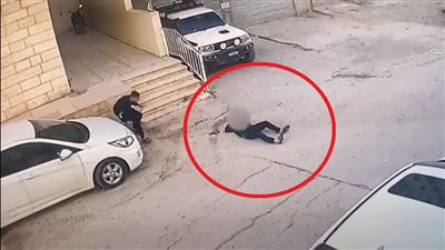 تطرف بلا حدود.. مشاهد صادمة لقنص الجيش الإسرائيلي طفلًا فلسطينيًا (فيديو)