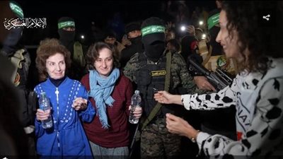 وسط ضحكات من الأسيرتين وتشجيع جماهيري.. حماس تفرج عن محتجزتين روسيتين (شاهد)