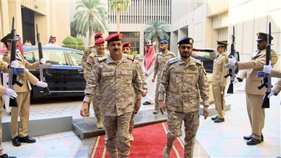 قائد قوات تحالف دعم الشرعية في اليمن ووزير الدفاع اليمني يبحثان أوجه التعاون المشترك