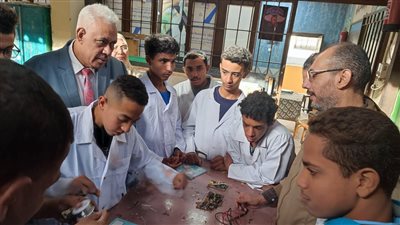 وزارة العمل تتابع دورات تدريبية لذوي همم أسيوط على 5 مهن