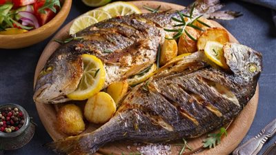 بطريقة صحية.. حضري السمك بالليمون والثوم واحصلي على بشرة صافية