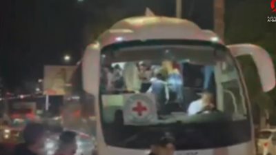 لحظة خروج حافلة الأسرى الفلسطينيين المحررين من سجن عوفر (فيديو)