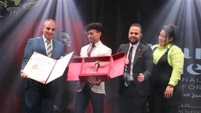المكرّمون في حفل ختام مهرجان شرم الشيخ للمسرح الشبابي