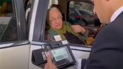 أحد قضاة لجنة قنصلية مصر بدبي يخرج لمساعدة سيدة (شاهد) 