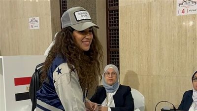 آيتن عامر تدلي بصوتها في الانتخابات الرئاسية
