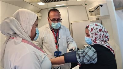  الكشف على 1142مواطنًا مجانًا خلال قافلة طبية بالبحيرة