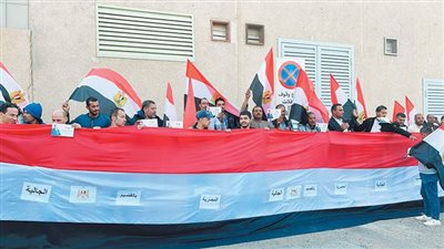 توافد المصريين فى السعودية على مقر السفارة للإدلاء بأصواتهم