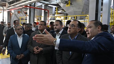رئيس الوزراء يتفقد مصنع 