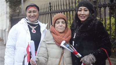السيدات يتصدرن المشهد.. زوجة السفير المصري في النمسا تشارك بالانتخابات الرئاسية