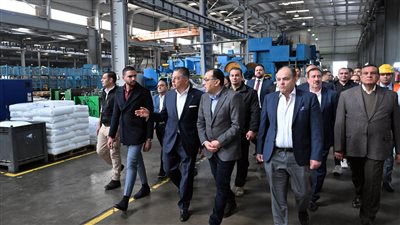 رئيس الوزراء يتفقد مصنع شركة 
