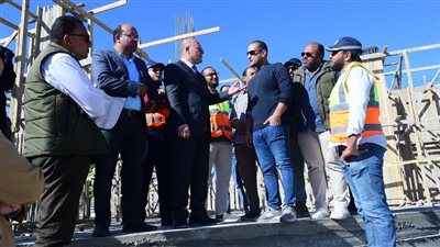 رئيس جامعة سوهاج يتفقد الأعمال الإنشائية لصالة الألعاب الرياضية الدولية