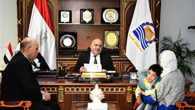 محافظ قنا ونائبه يستقبلان 36 شاكيًا بالديوان العام 